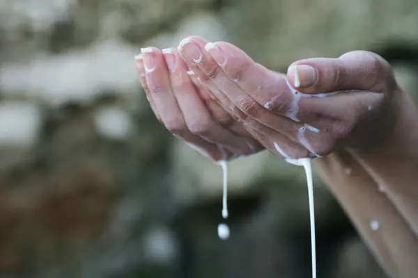 mains avec du savon